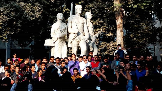 দ্রুত ডাকসু নির্বাচনের তফসিল ঘোষণাসহ ১৪ দফা দাবিতে ছাত্রলীগের মিছিল-পরবর্তী সমাবেশ। অপরাজেয় বাংলা, ঢাকা বিশ্ববিদ্যালয়, ১৬ জানুয়ারি। ছবি: প্রথম আলো
