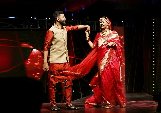 গত ২১ ডিসেম্বর রাজধানীর হোটেল সোনারগাঁওয়ে অনুষ্ঠিত ‘আয়ুশ-নকশা বিয়ে উৎসব ২০১৮’ আয়োজনে বিয়ের ফ্যাশন শোতে স্বামী হারুনুর রশীদ অপুর সঙ্গে শবনম ফারিয়া