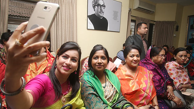 মনোনয়নপত্র নিতে এসেছেন অভিনেত্রী অরুণা বিশ্বাস, সঙ্গে ছিলেন রোকেয়া প্রাচী। ধানমন্ডি, ঢাকা, ১৬ জানুয়ারি। ছবি: আবদুস সালাম