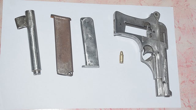 অভিযানে উদ্ধার হওয়া অস্ত্রসহ অন্যান্য সরঞ্জাম। ছবি: এহসান-উদ-দৌলা