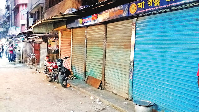 চাঁদা না দেওয়ায় সমবায় মার্কেটের পাশের দোকানগুলোতে তালা লাগিয়ে দেওয়া হয়। মঙ্গলবার গুলিস্তানে।  ছবি: প্রথম আলো