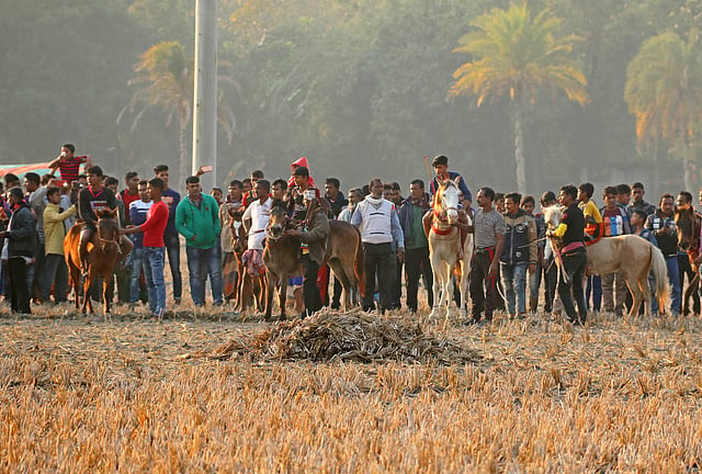 হারিয়ে যাওয়ার পথে গ্রামীণ ঐতিহ্যবাহী খেলা ঘোড়দৌড়। পরিসর কমলেও এর আবেদন যে একেবারে ফুরিয়ে যায়নি, ঘোড়া ও দর্শকের উপস্থিতি সেই কথাই মনে করিয়ে দেয়।