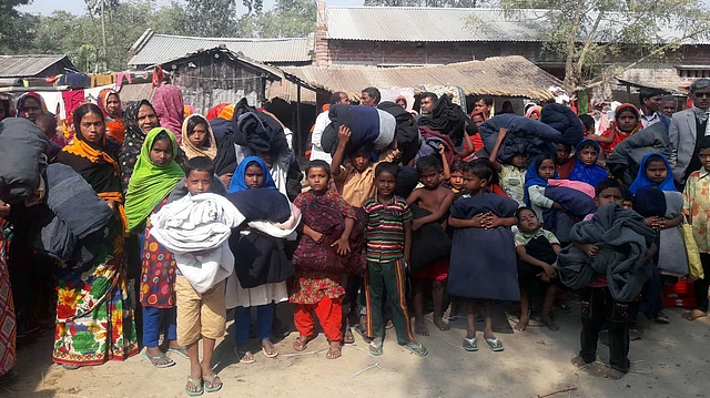 বরেন্দ্র অঞ্চলের চাঁপাইনবাবগঞ্জ সদর উপজেলার ঝিলিম ইউনিয়নের বাবুডাইং পিকনিক স্পটের পাশে অবস্থিত নদী ভাঙ্গণ কবলিত এলাকায় আশ্রয় নেয়া মানুষজনের মাঝে রোববার প্রথম আলো ট্রাস্টের কম্বল বিতরণ করা হয়েছে। ছবি: প্রথম আলো