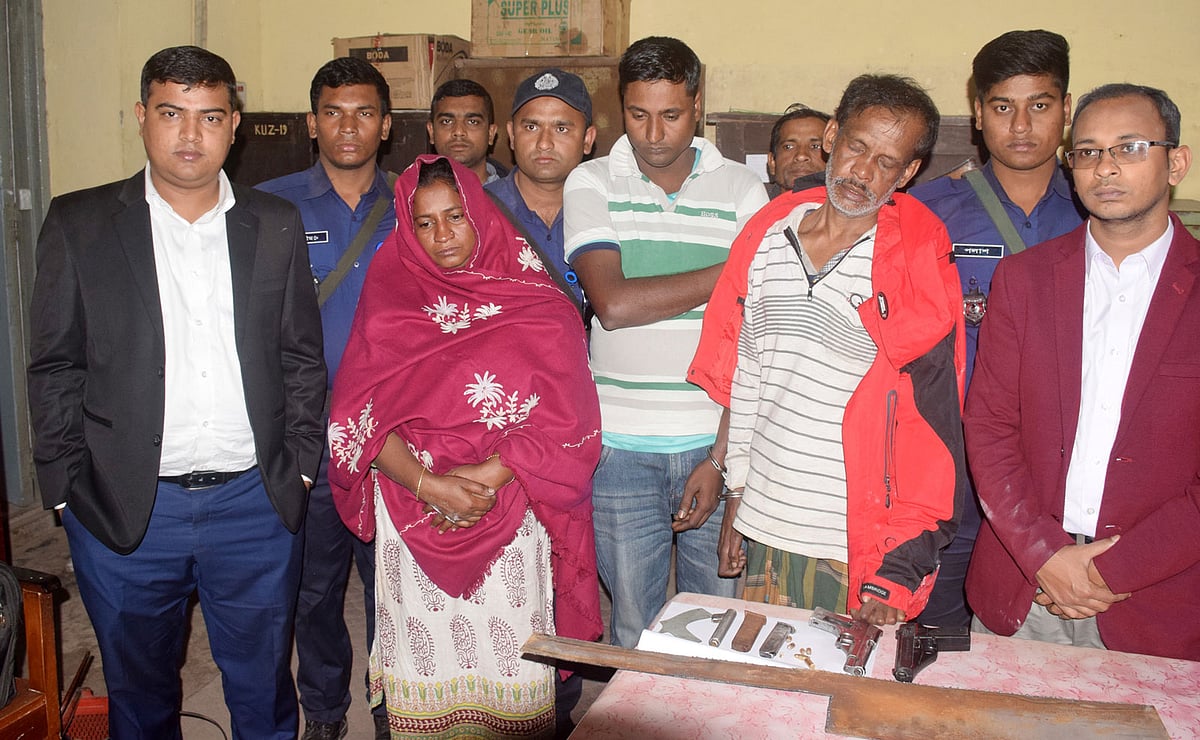 অস্ত্র তৈরির কারখানায় অভিযানে গ্রেপ্তার কামরুল ইসলাম ও তাঁর দুই সহযোগী। ছবি: এহসান-উদ-দৌলা