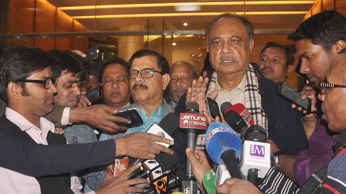 বৈঠক শেষে সাংবাদিকদের সঙ্গে কথা বলেন জাতীয় ঐক্যফ্রন্টের নেতা আ স ম রব। মতিঝিল, ঢাকা, ১৭ জানুয়ারি। ছবি: প্রথম আলো