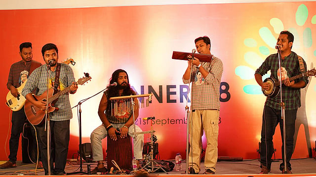 থিয়েট্রিক্যাল ফোক ব্যান্ড দল ‘গানকবি’। ছবি: সংগৃহীত