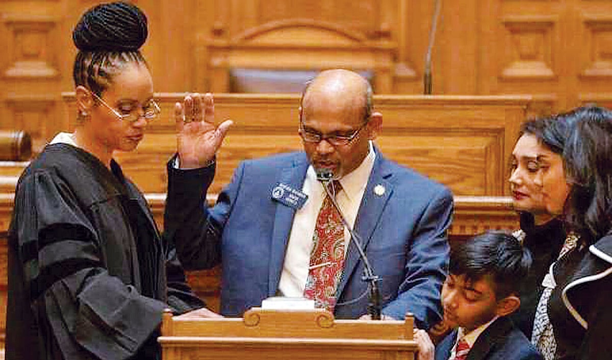 জর্জিয়া সুপ্রিম কোর্টের প্রধান বিচারপতি শেখ রহমানকে শপথবাক্য পাঠ করাচ্ছেন