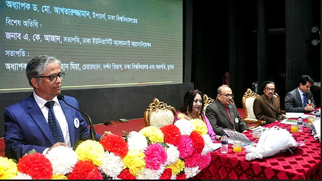 ঢাকা বিশ্ববিদ্যালয়ের উপাচার্য মো. আখতারুজ্জামান সম্মাননা প্রদান অনুষ্ঠানের উদ্বোধন করেন। টিএসসি মিলনায়তন, ঢাকা। ১৮ জানুয়ারি। ছবি: সংগৃহীত
