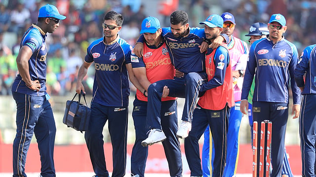 সতীর্থদের সাহায্যে এভাবেই মাঠ ছাড়েন আলিস। ছবি: প্রথম আলো