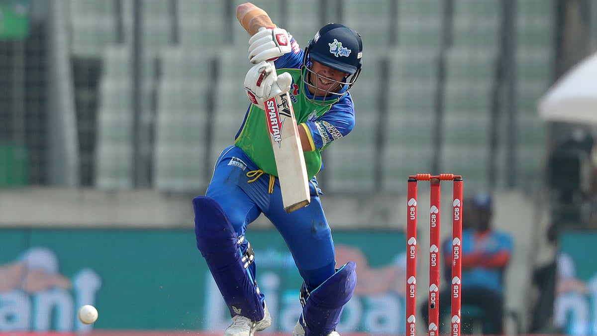 টানা দুই ম্যাচে ফিফটি তুলে নিলেন ওয়ার্নার। আজও খেলেছেন দুর্দান্ত। ছবি: প্রথম আলো