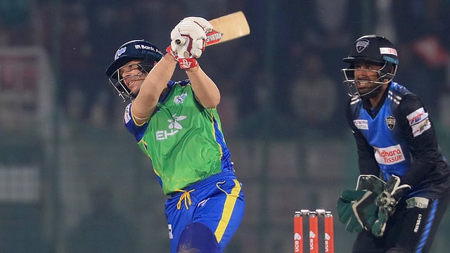ডান হাতি ওয়ার্নার তিন বলে ১৪ রান তুলে ঝড় তুলেছেন বেশ। ফাইল ছবি