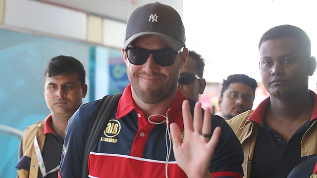 এবি ডি ভিলিয়ার্স। ঢাকায় পা রাখার পর। ছবি: প্রথম আলো