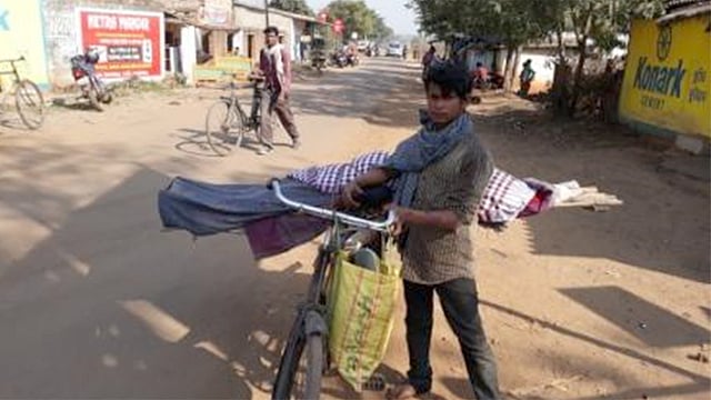 মায়ের লাশ সাইকেলে করে নিয়ে যাচ্ছে ছেলে। ছবি: সংগৃহীত