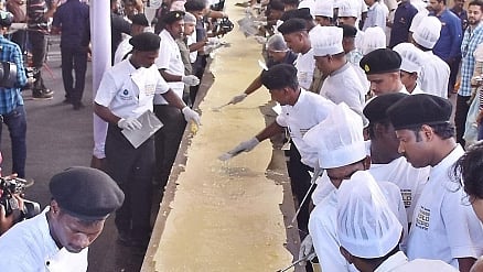 দক্ষিণ ভারতের প্রিয় খাবার দোসা তৈরিতে বিশ্ব রেকর্ড করেছে তামিলনাড়ু রাজ্যের মাদ্রাজের আইআইটি ক্যাম্পাস। এই দোসাটি লম্বায় ১০০ ফুট। ছবি: সংগৃহীত