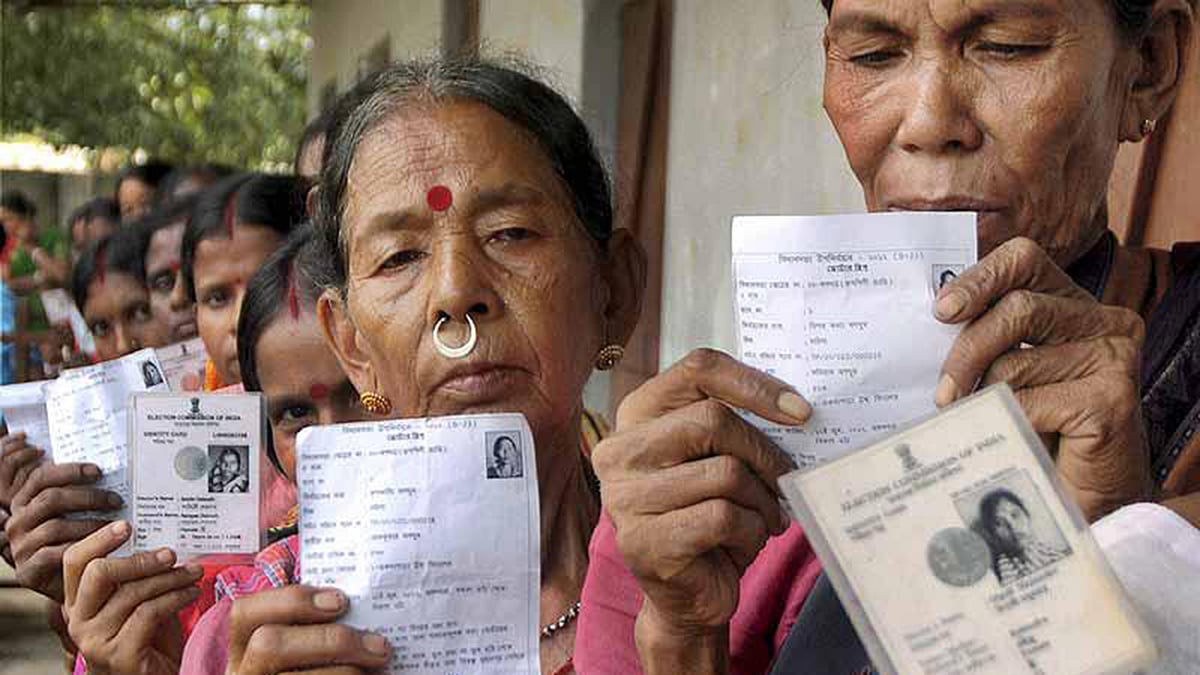 ভোট দিতে লাইনে দাঁড়িয়ে নারীরা। ছবি: সংগৃহীত