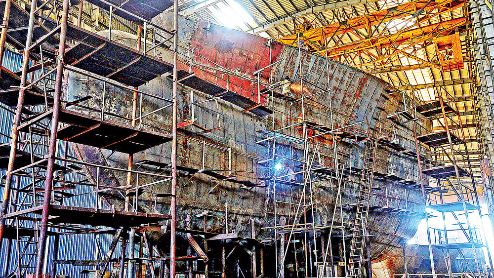 নরওয়েতে রপ্তানির জন্য নির্মাণ করা হচ্ছে উচ্চপ্রযুক্তির মাছ ধরার ট্রলার, যার রপ্তানি মূল্য প্রায় ১৭২ কোটি টাকা। জাহাজটির নির্মাণকাজ শেষ করতে এখন ব্যস্ত সময় পার করছেন শ্রমিকেরা। গতকাল চট্টগ্রামের ওয়েস্টার্ন মেরিন শিপইয়ার্ডে। ছবি: সৌরভ দাশ