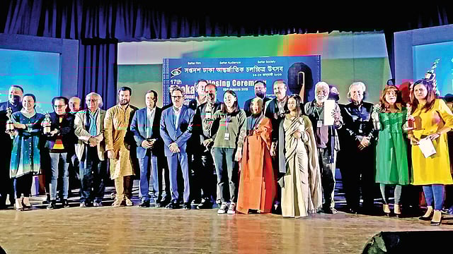 সপ্তদশ ঢাকা আন্তর্জাতিক চলচ্চিত্র উৎসবের সমাপনী দিনে অতিথি, বিচারক, পুরস্কারজয়ী ও চলচ্চিত্রসংশ্লিষ্ট ব্যক্তিরা