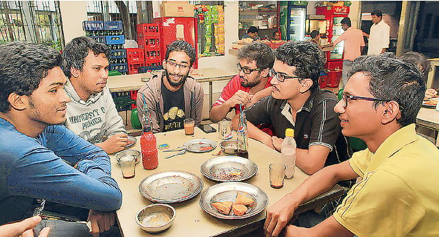 বিশ্ববিদ্যালয়জীবনের এই নতুন পরিবেশের সঙ্গে মানিয়ে নিতে পারেন না নবাগত অনেকে। ছবি: স্বপ্ন নিয়ে