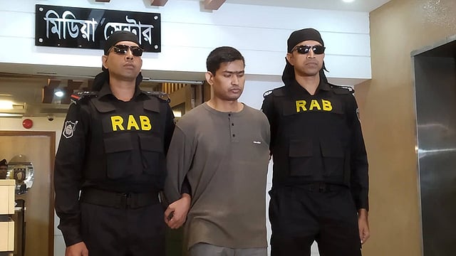 রাজধানীর গুলশানের হোলি আর্টিজান রেস্তোরাঁয় হামলা মামলার আসামি মোহাম্মদ মামুনুর রশিদকে সংবাদ সম্মেলনে হাজির করা হয়। ছবি: প্রথম আলো