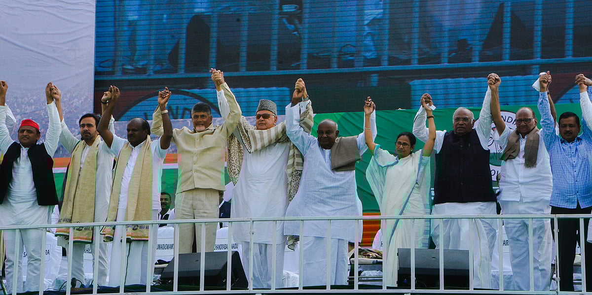 কলকাতায় বিজেপিবিরোধী সমাবেশে পশ্চিমবঙ্গের মুখ্যমন্ত্রী মমতা বন্দ্যোপাধ্যায়সহ বিভিন্ন আঞ্চলিক দলের নেতারা। ছবি: ভাস্কর মুখার্জী