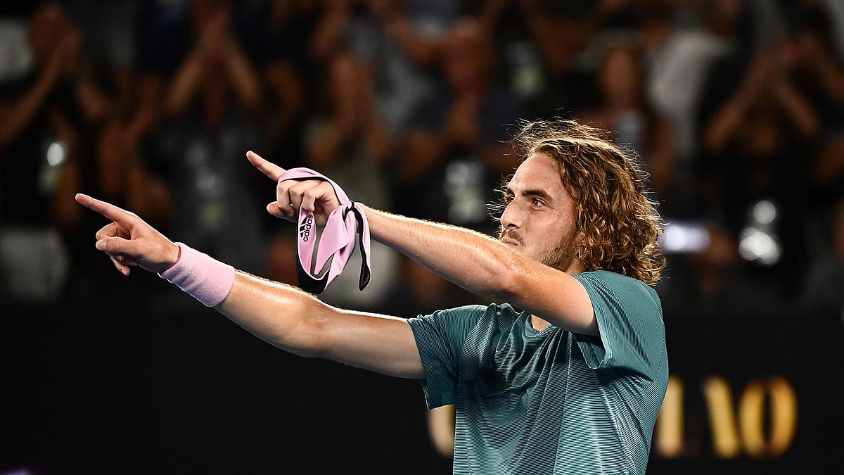 দারুণ খেলে ফেদেরারকে হারিয়ে ইতিহাস গড়লেন সিতসিপাস। ছবি: এএফপি