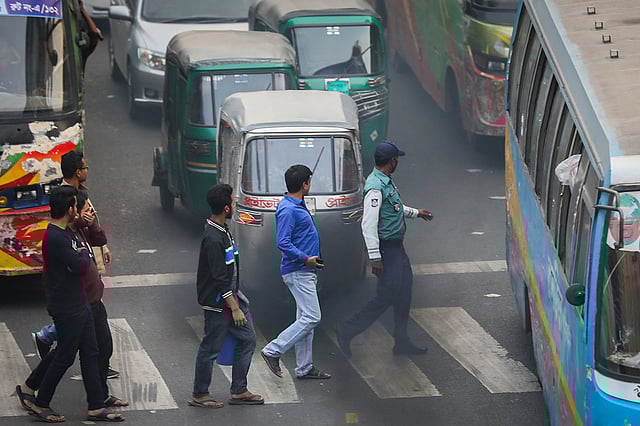 ট্রাফিক আইন অমান্য করে ফিটনেসবিহীন গণপরিবহন রাজধানীর সড়কে চলছে হরহামেশাই।