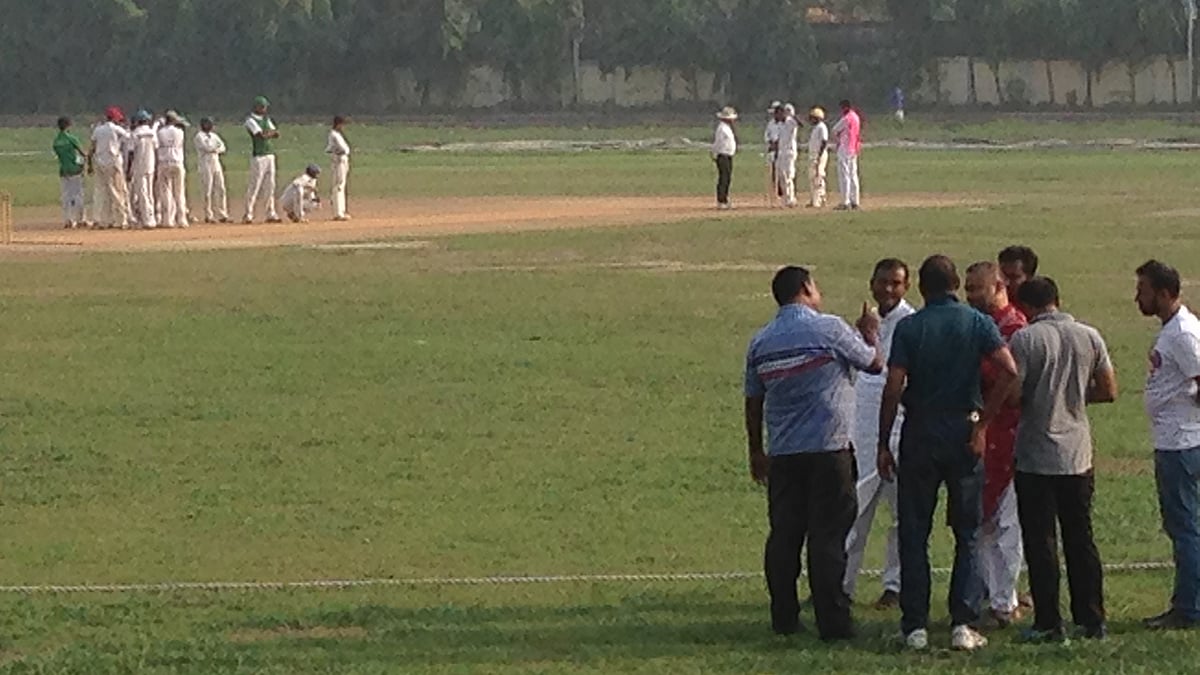 ঘরোয়া ক্রিকেট মানেই যেন এখন অনিয়ম। প্রতীকী ছবি