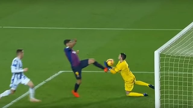 সুয়ারেজের পা বলে লাগার আগেই বলে হাত ছিল কুয়েলারের। সংগৃহীত ছবি