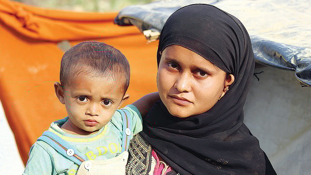 ভারত থেকে পালিয়ে আসা রোহিঙ্গা নারী তসমিন আরা। গতকাল দুপুরে টেকনাফের জাদিমোরা শালবন রোহিঙ্গা শিবিরে।  প্রথম আলো