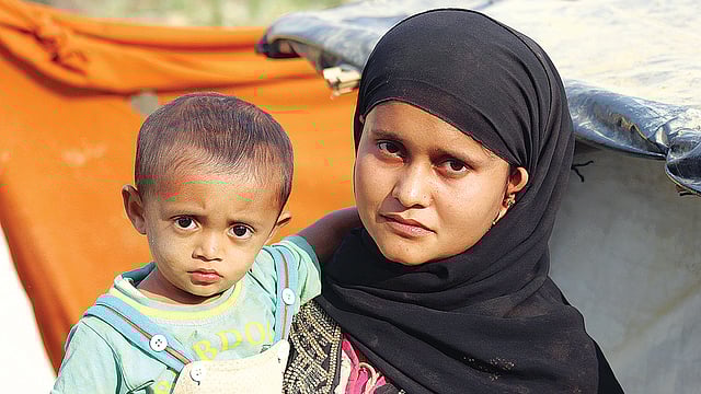 ভারত থেকে পালিয়ে আসা রোহিঙ্গা নারী তসমিন আরা। গতকাল দুপুরে টেকনাফের জাদিমোরা শালবন রোহিঙ্গা শিবিরে।  প্রথম আলো