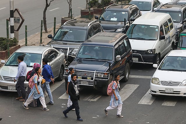 ট্রাফিক আইন অমান্য করে জেব্রা ক্রসিংয়ে থামে আছে গাড়ি। সড়কে যানবাহনের এ রকম নৈরাজ্যের কাছে পথচারীরা যেন অসহায়।
