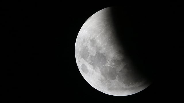 চন্দ্রগ্রহণের একটি মুহূর্ত। জার্মানির ফ্রাঙ্কফুর্ট থেকে। ছবি: রয়টার্স