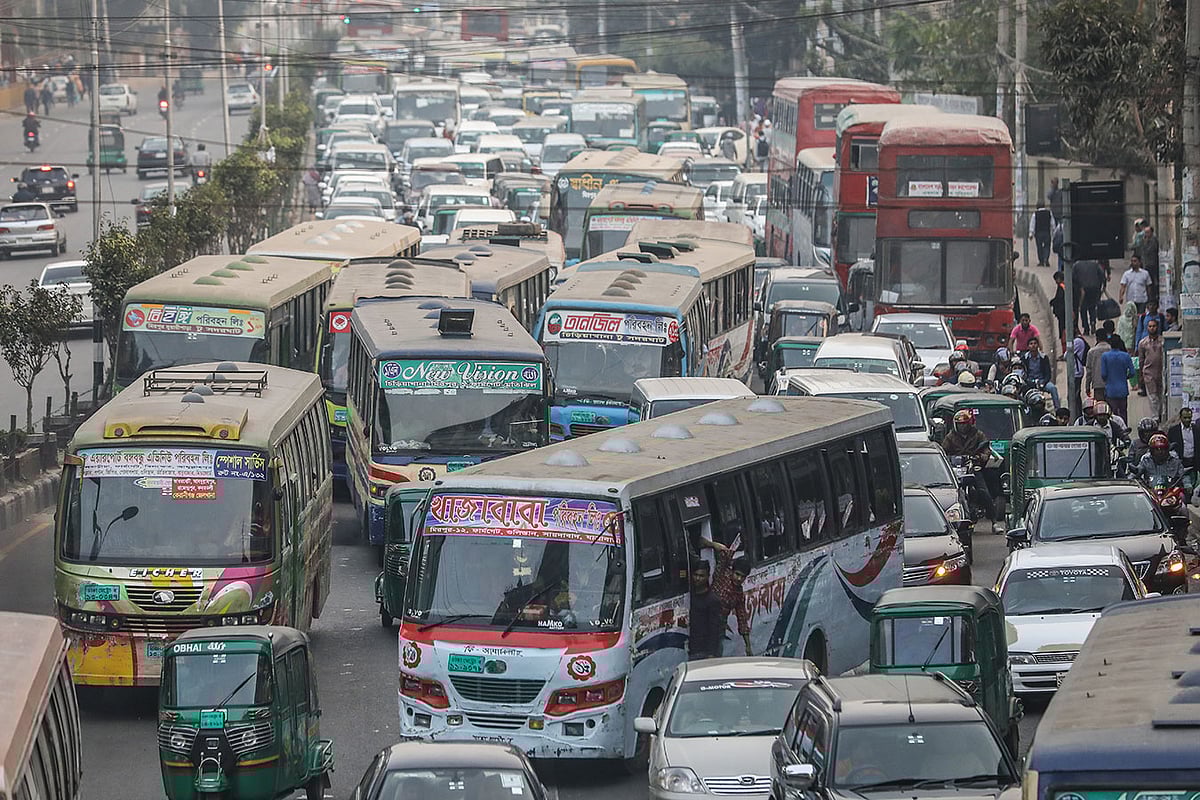 ট্রাফিক আইন অমান্য করে সড়কের সব লেনে বেপরোয়াভাবে চলছে বাস।