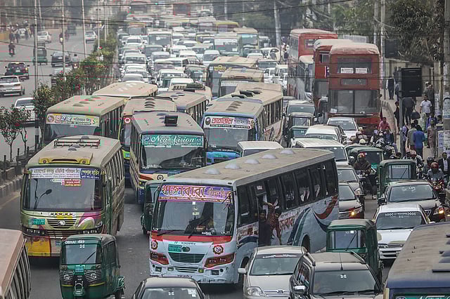 ট্রাফিক আইন অমান্য করে সড়কের সব লেনে বেপরোয়াভাবে চলছে বাস।