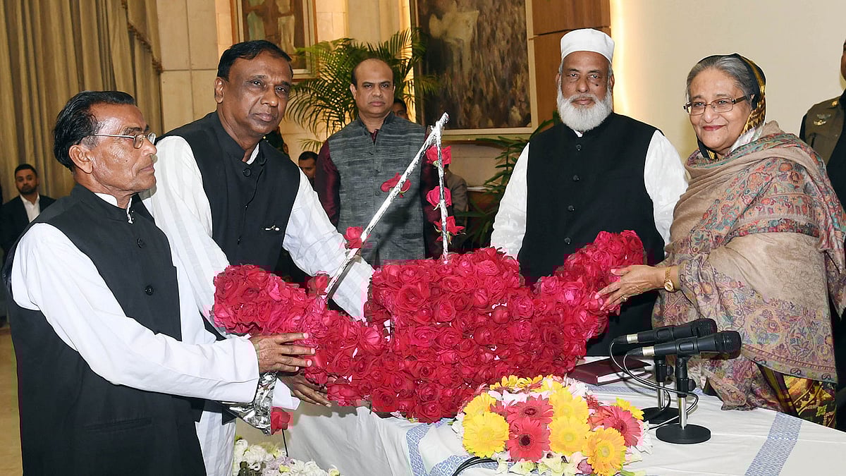 টুঙ্গিপাড়া ও কোটালীপাড়া উপজেলা আওয়ামী লীগের নেতারা গণভবনে প্রধানমন্ত্রী শেখ হাসিনাকে শুভেচ্ছা জানান। ঢাকা, ২০ জানুয়ারি। ছবি: পিআইডি