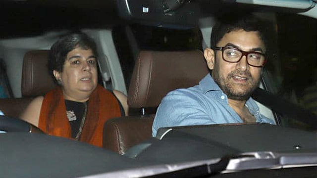 একই গাড়িতে রীনা দত্ত ও আমির খান