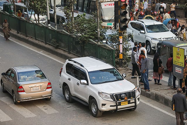 উল্টো পথে গাড়ি চলছেই। রোববার দেখা গেল উল্টো পথে চলছে সরকারি স্টিকারযুক্ত গাড়ি।