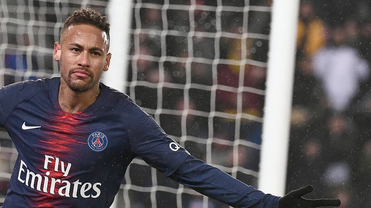 মাঠে দুর্দান্ত ফর্মে আছেন, তবু বিশ্বকাপের ব্যর্থতা আবার মনে করিয়ে দেওয়ায় বিরক্ত নেইমার। ছবি: এএফপি