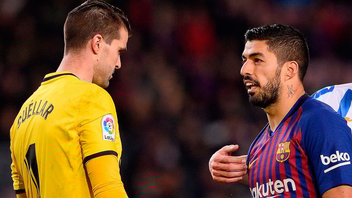 আমি নির্দোষ, এটাই কি প্রমাণ করতে চাইছেন সুয়ারেজ? ছবি: এএফপি