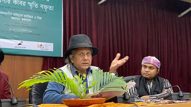 ‘আলমগীর কবির স্মরণ ও আলমগীর স্মৃতি বক্তৃতা’ অনুষ্ঠানে তানভীর মোকাম্মেল। পাশে বেলায়াত হোসেন মামুন