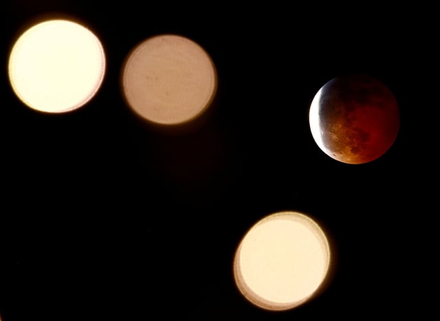 যুক্তরাষ্ট্রের ওয়াশিংটন থেকে এমন দৃশ্যই দেখা গেছে। চাঁদের সঙ্গে মিলেছে আলোকসজ্জা। ছবি: রয়টার্স