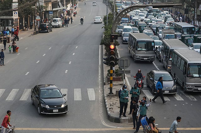 ডিএমপির ‘ট্রাফিক পক্ষে’র মধ্যেই আজ বিকেলে পুলিশের সামনেই কোনো ধরনের বাধা ছাড়াই উল্টো পথে চলছে ব্যক্তিগত একটি গাড়ি।