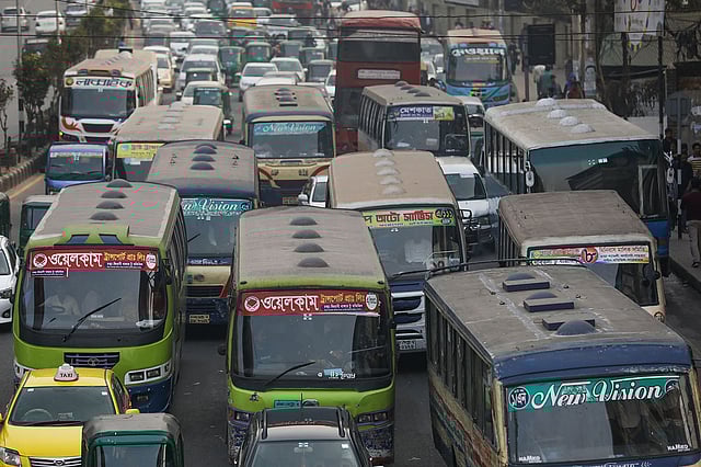 সড়কের সব লেনে শুধু বাস। বাসচালকদের এমন নৈরাজ্যের কাছে জিম্মি অন্য যানবাহনের আরোহীরা।