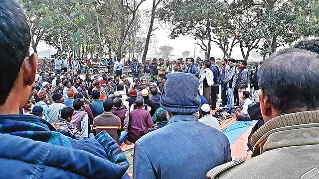 গোপীনাথপুর উচ্চবিদ্যালয় মাঠে বক্তব্য দিচ্ছেন গোলাম মাহফুজ চৌধুরী। গতকাল বিকেলে ছবি: প্রথম আলো