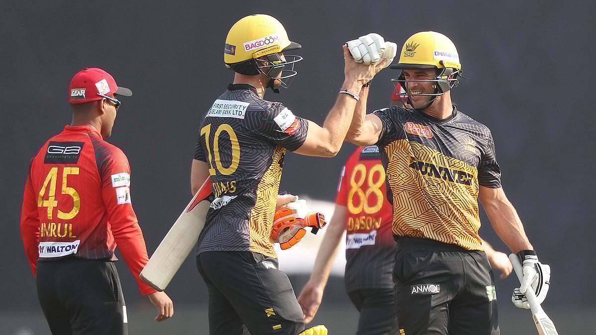 ইভান্স ও ডেসকাটের জুটিটাই ম্যাচের ভাগ্য লিখে দিয়েছে। ছবি: প্রথম আলো