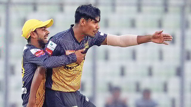 আজ মোস্তাফিজের বোলিংয়ের সামনে অসহায় দেখাচ্ছিল তামিম-আফ্রিদির মতো দুই অভিজ্ঞ ব্যাটসম্যানকে। ছবি: প্রথম আলো