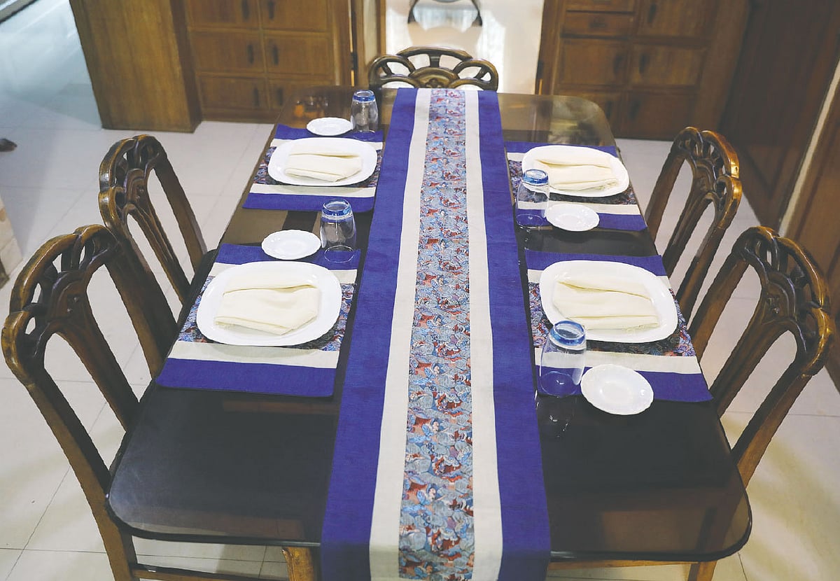 টেবিলের আকার বুঝে ব্যবহার করতে হবে রানার। ছবি: নকশা