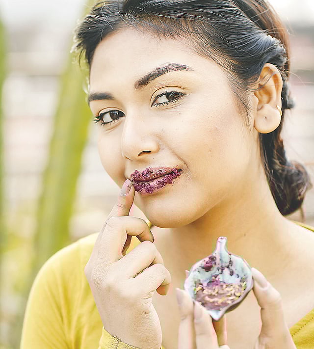 গোলাপের শুকনা পাপড়ি ব্যবহার করলে ঠোঁটে আসে গোলাপি আবহ। মডেল: বর্ণ, কৃতজ্ঞতা: হারমনি স্পা, ছবি: সুমন ইউসুফ