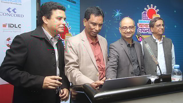 প্রথম আলো আয়োজিত ‘বার্জার আবাসন মেলা’ উদ্বোধন করছেন অতিথিরা। সোনারগাঁও হোটেল, ঢাকা, ২২ জানুয়ারি। ছবি: আবদুস সালাম