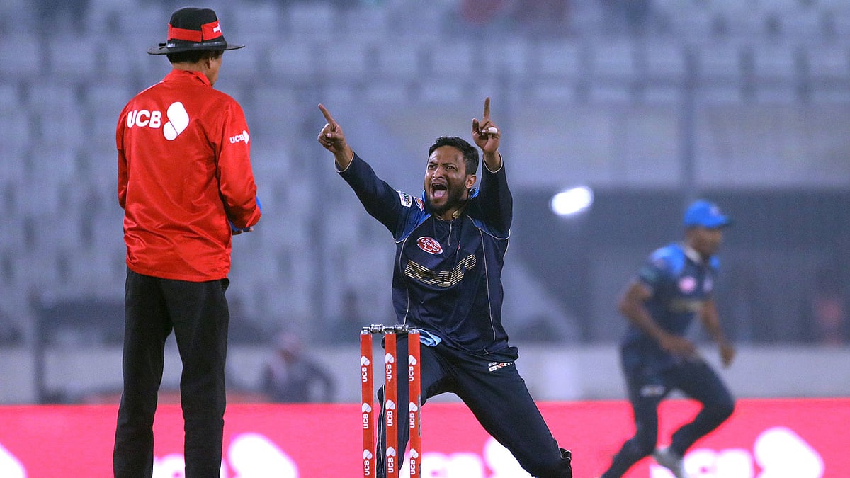 বোলিংয়ে সাকিবরা। ফাইল ছবি